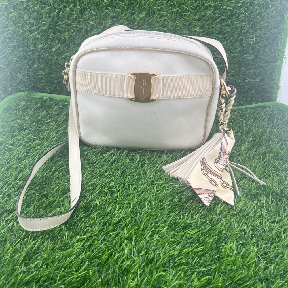Salvatore Ferragamo Ivory Leather Vara Bow Camera Crossbody Gold Hardware Italy - Picture 4 of 16